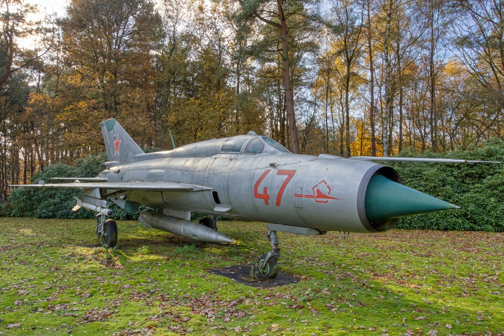 HDR urbex lost tank tanks truck trucks spitfire mig decay airplane abandoned abandonne vervallen verlaten military militair